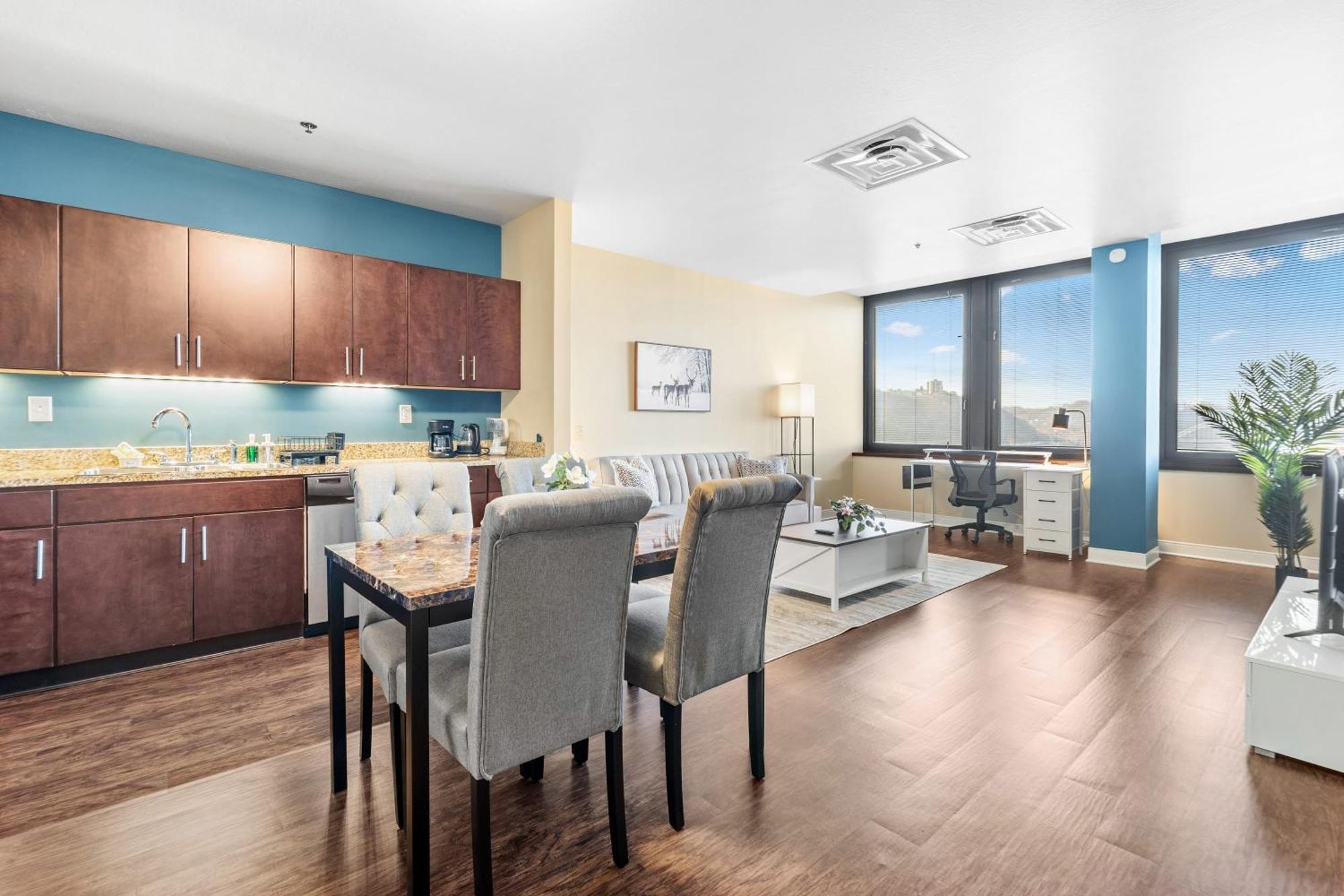 Luxury High Rise 1bd River Views Downtown *