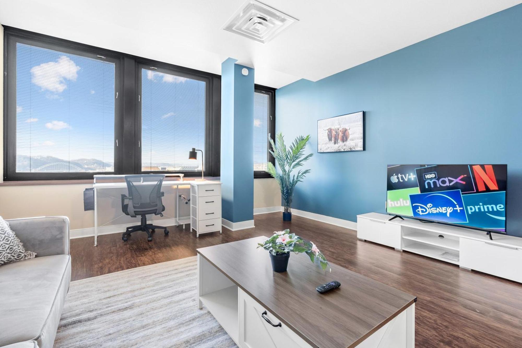Luxury High Rise 1bd River Views Downtown Apartment *