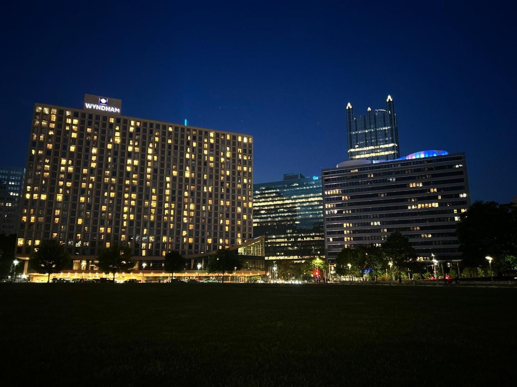 Apartment Luxe Views Prime Location 24-7 Parking Gym Lounge *