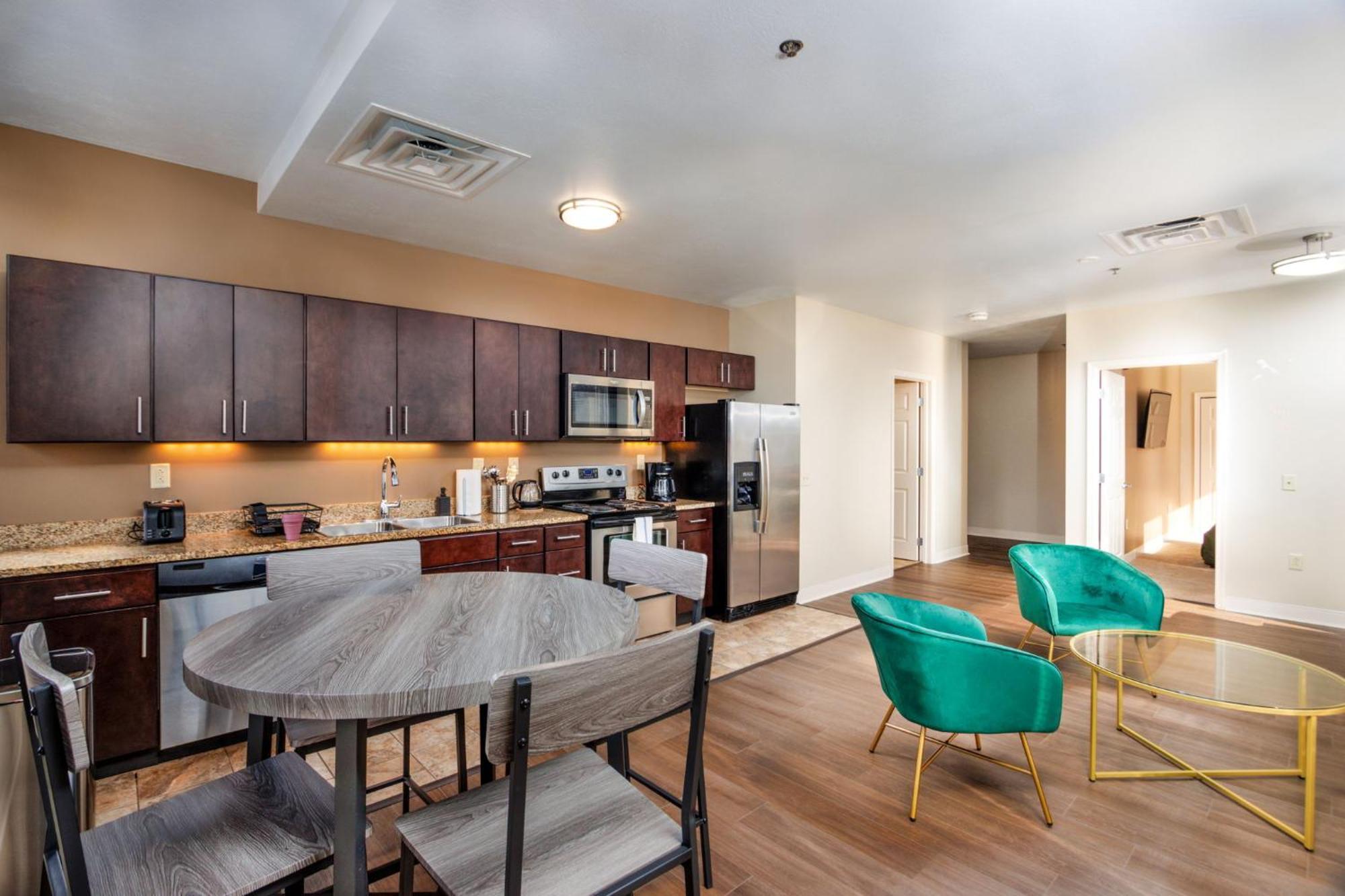 Apartment Luxe Views Prime Location 24-7 Parking Gym Lounge