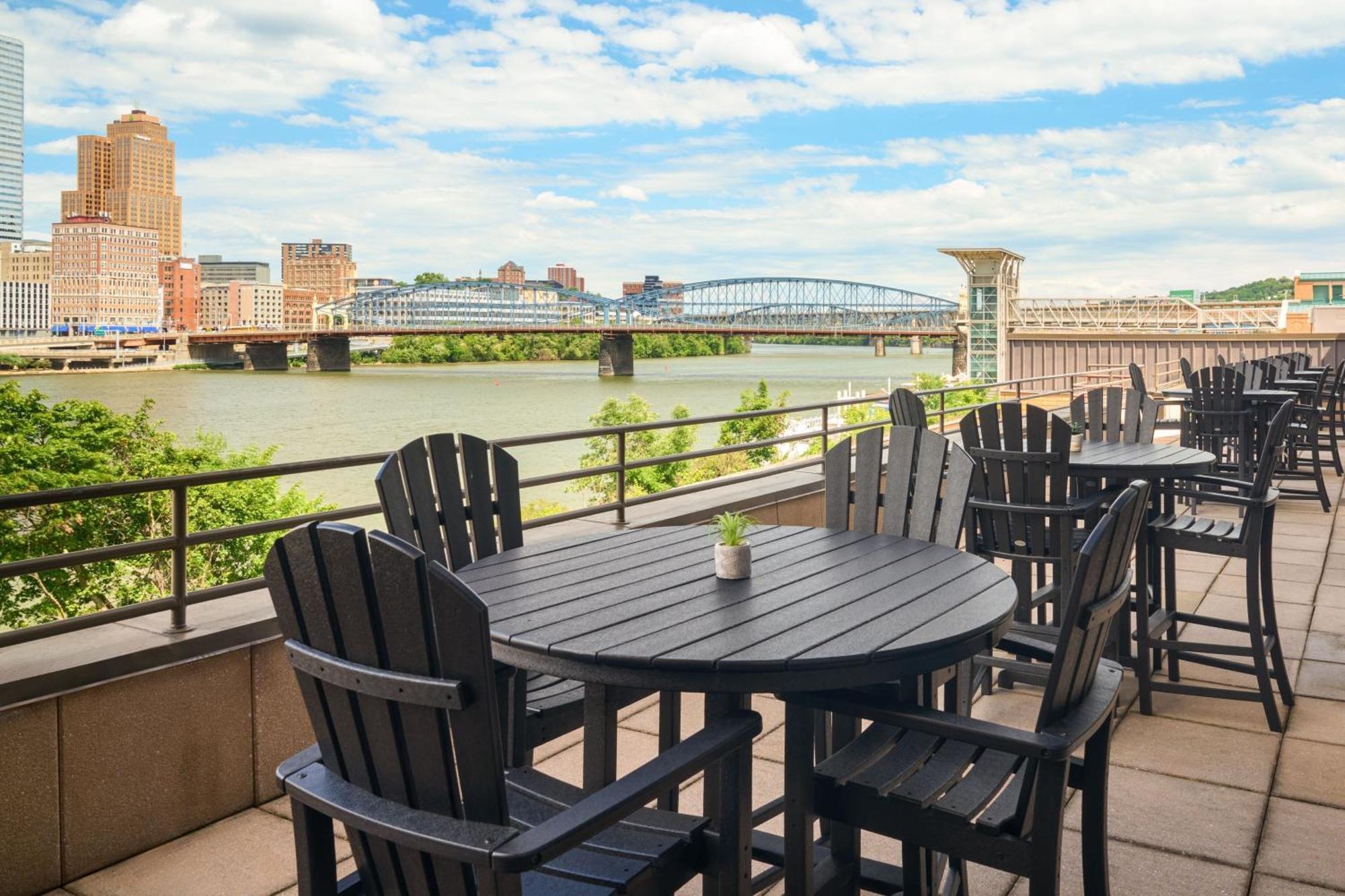 Hotel Sheraton At Station Square 3*