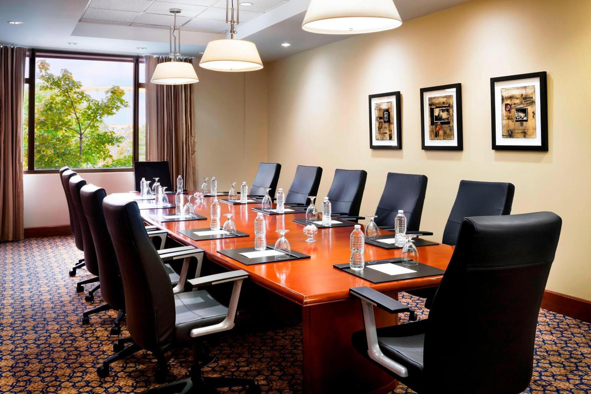 Hotel Sheraton At Station Square 3*