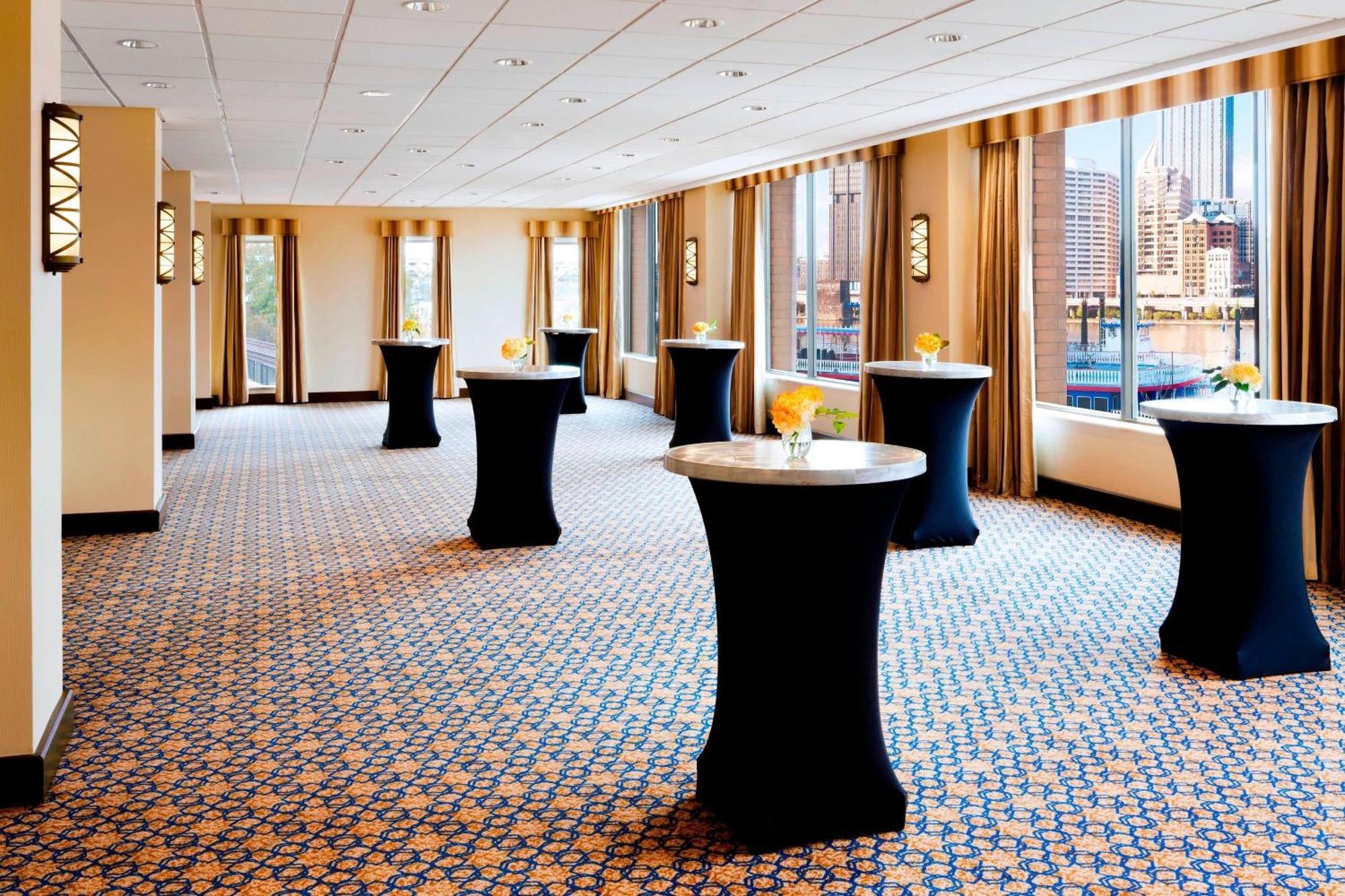 Sheraton At Station Square 3*