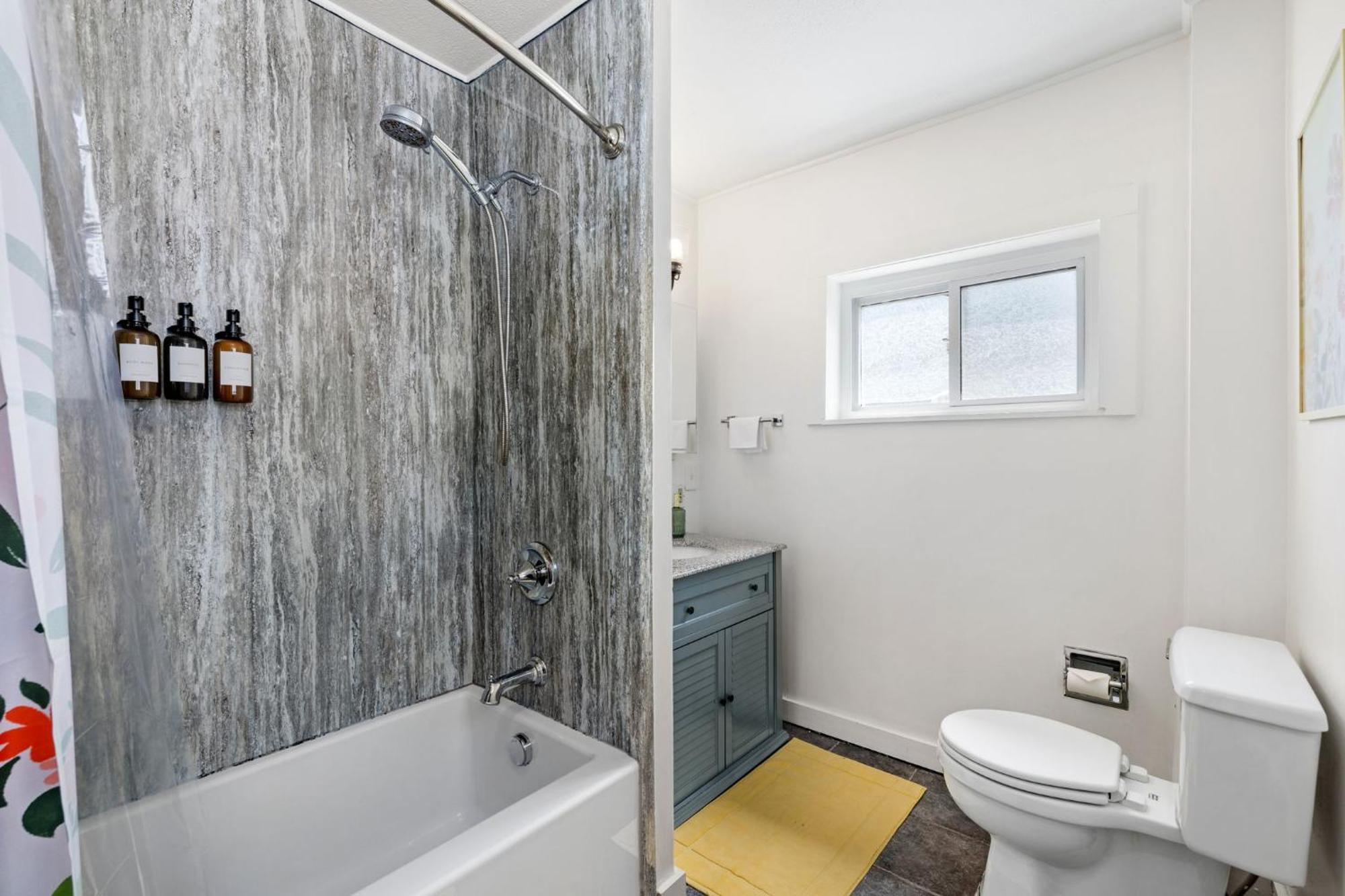 3bd - Bbq & Hot Tub - Centrally Located *