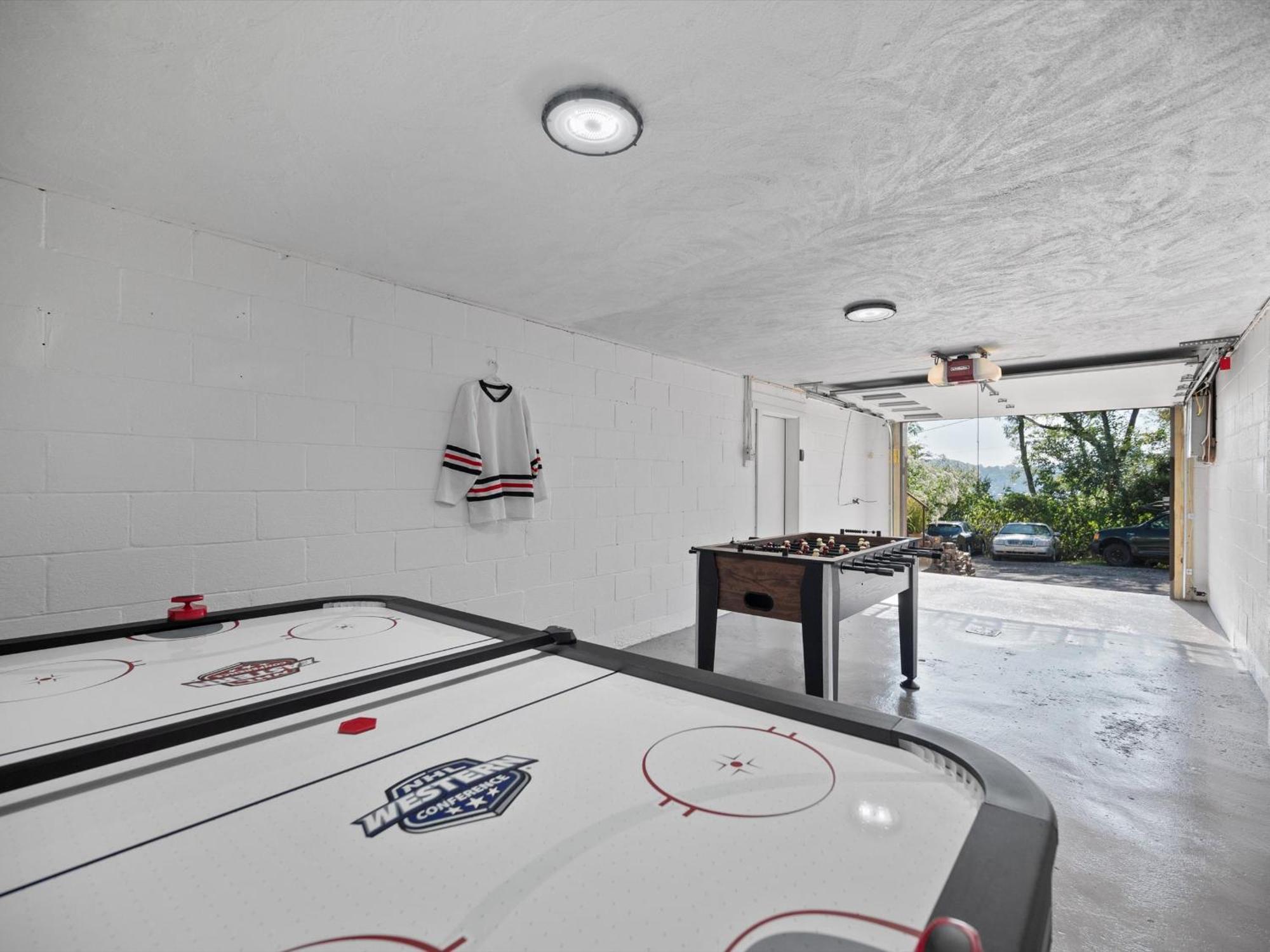Stylish And Bright 3bd Home, Amazing Deck, Game Room, Free Parking Pittsburgh