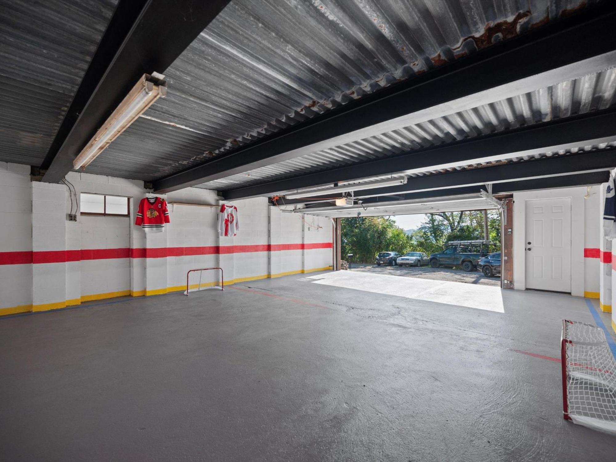 Stylish And Bright 3bd Home, Amazing Deck, Game Room, Free Parking *