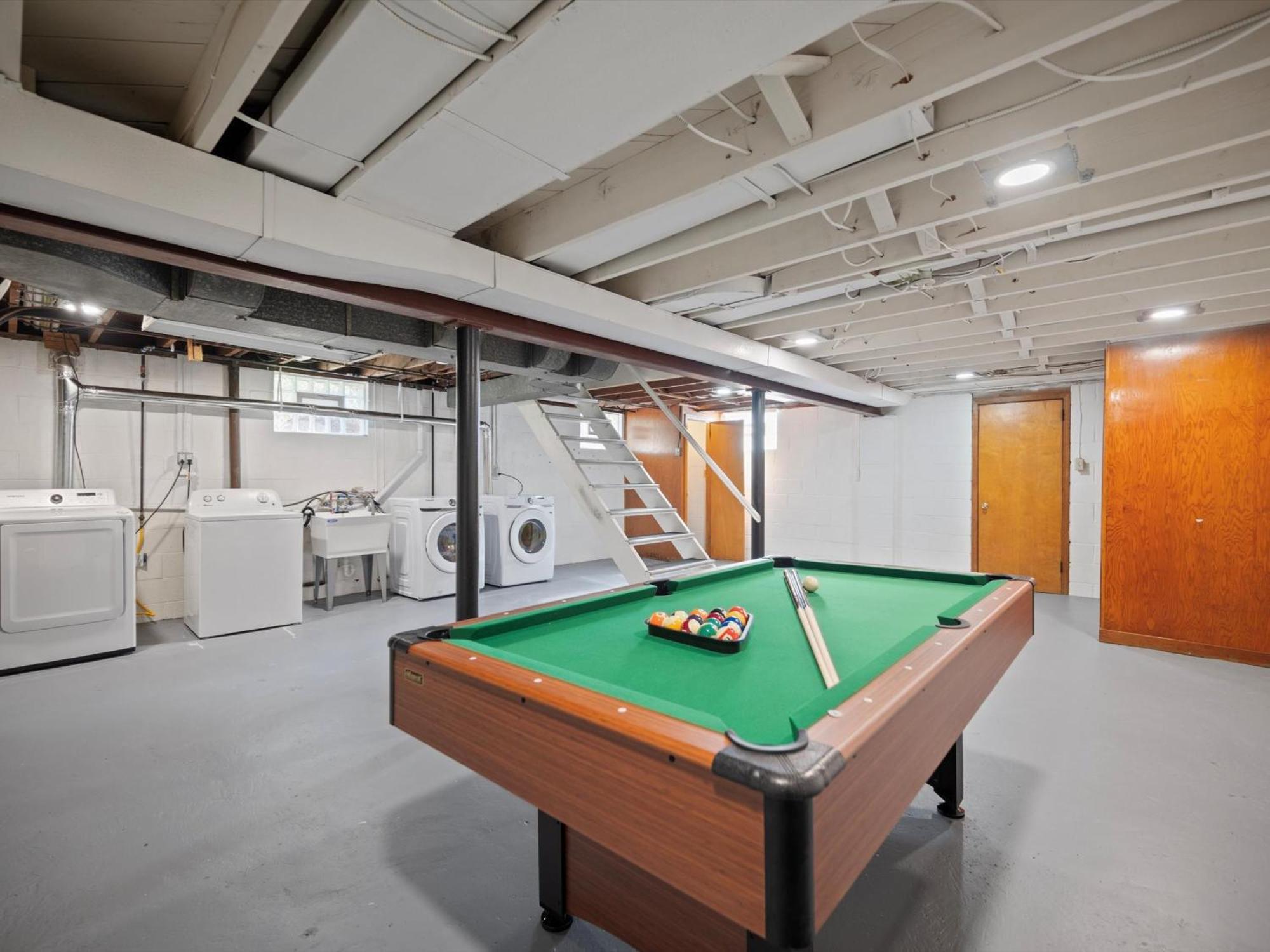 Stylish And Bright 3bd Home, Amazing Deck, Game Room, Free Parking