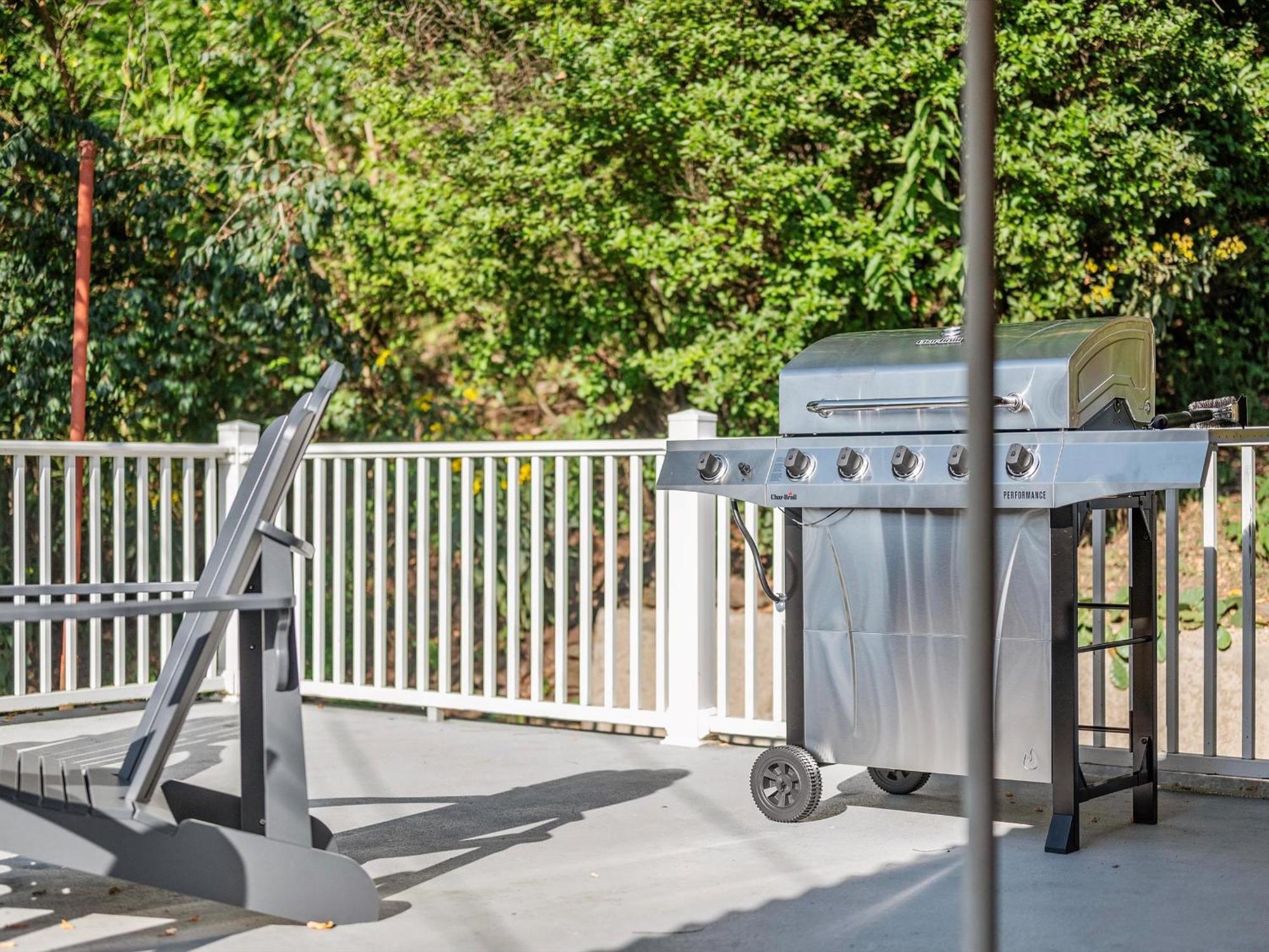 Stylish And Bright 3bd Home, Amazing Deck, Game Room, Free Parking *