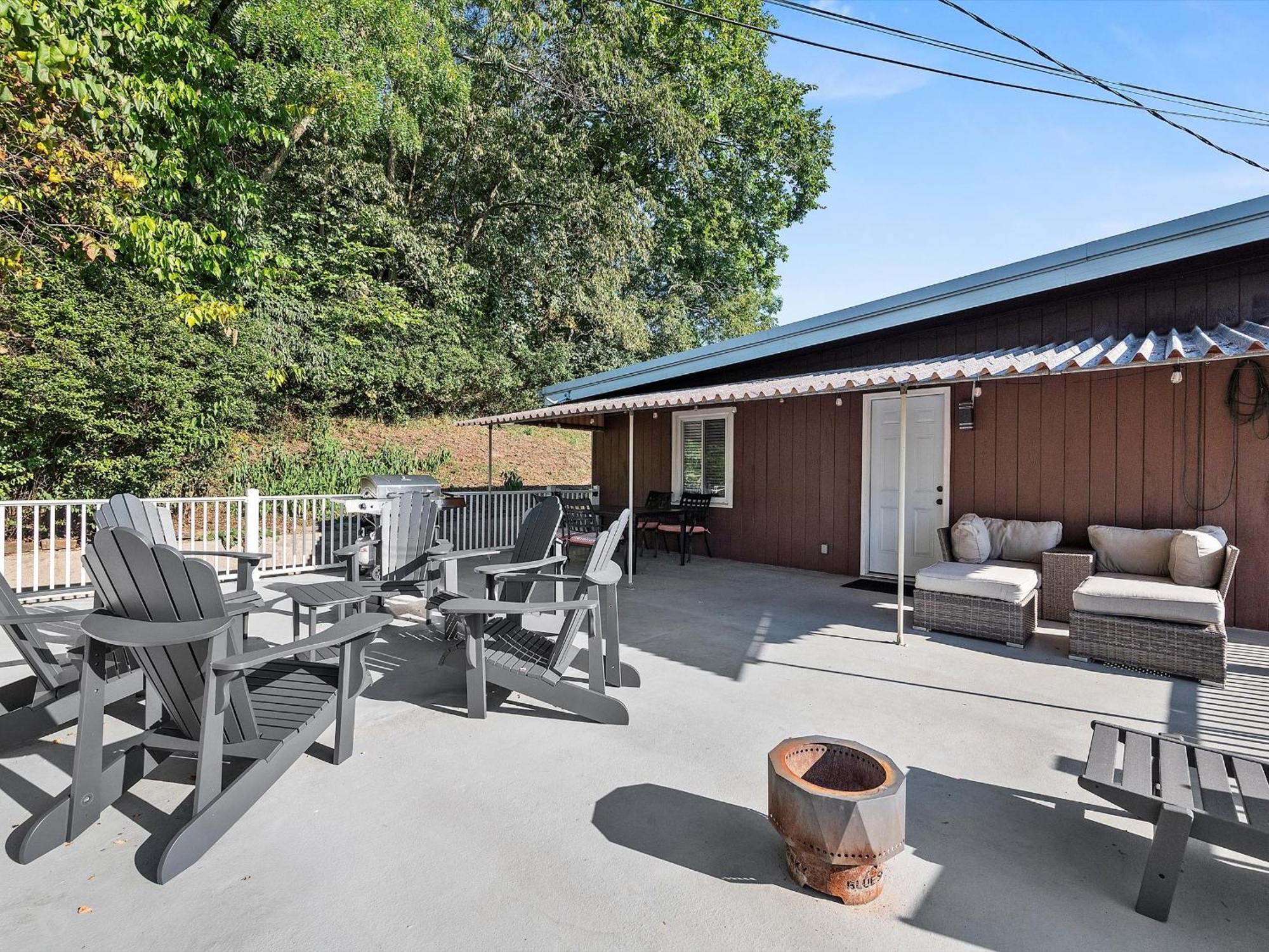 Stylish And Bright 3bd Home, Amazing Deck, Game Room, Free Parking *