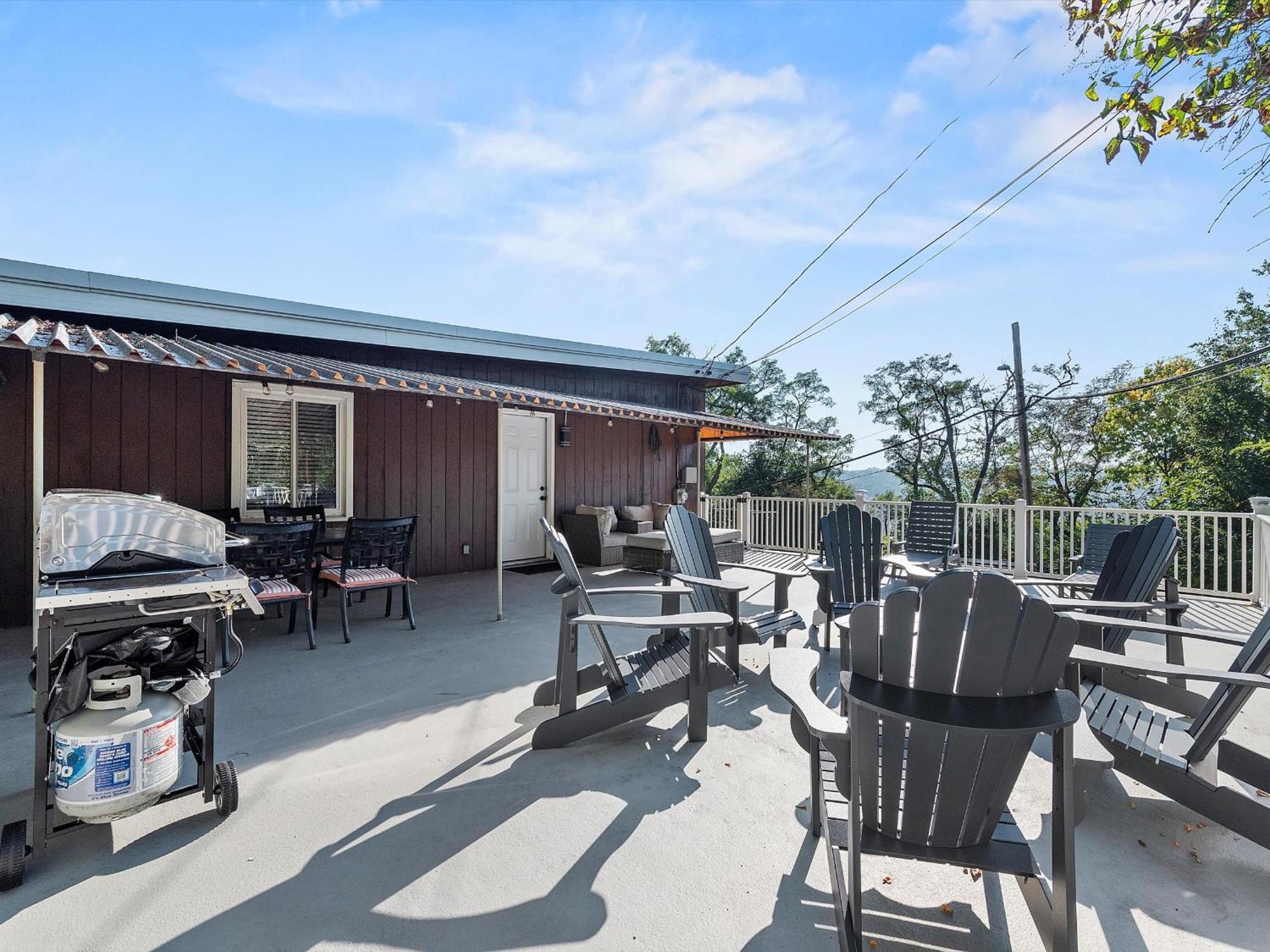 Casa de férias Stylish And Bright 3bd Home, Amazing Deck, Game Room, Free Parking *