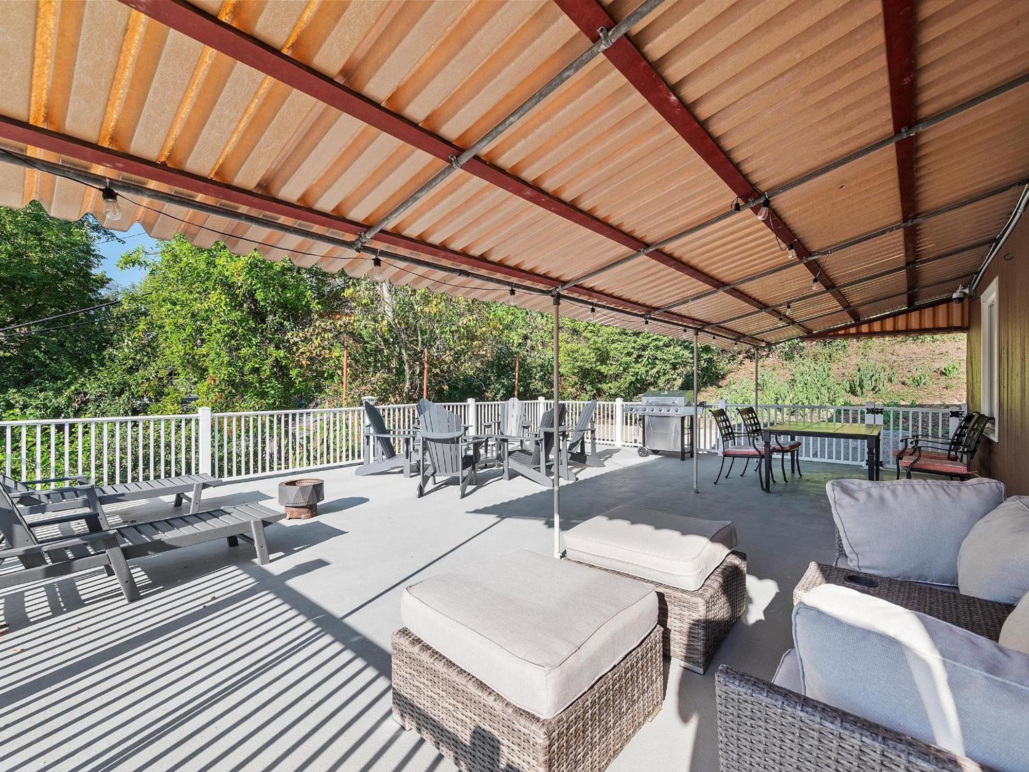 Stylish And Bright 3bd Home, Amazing Deck, Game Room, Free Parking Casa de férias