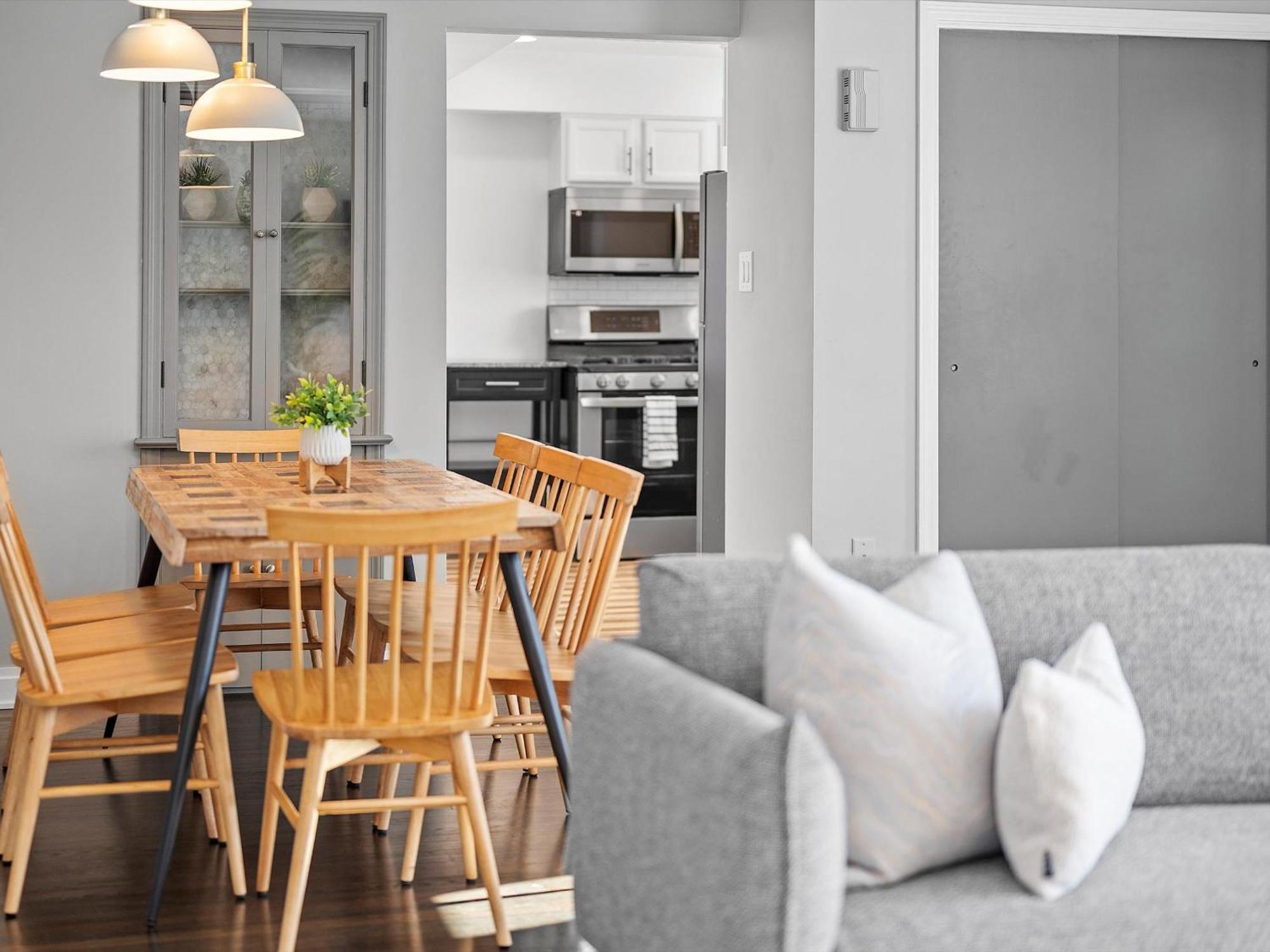 Casa de férias Stylish And Bright 3bd Home, Amazing Deck, Game Room, Free Parking *