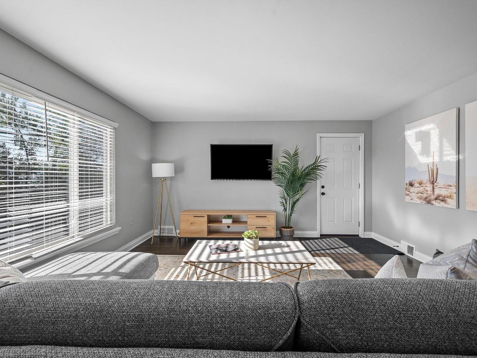 Casa de férias Stylish And Bright 3bd Home, Amazing Deck, Game Room, Free Parking *