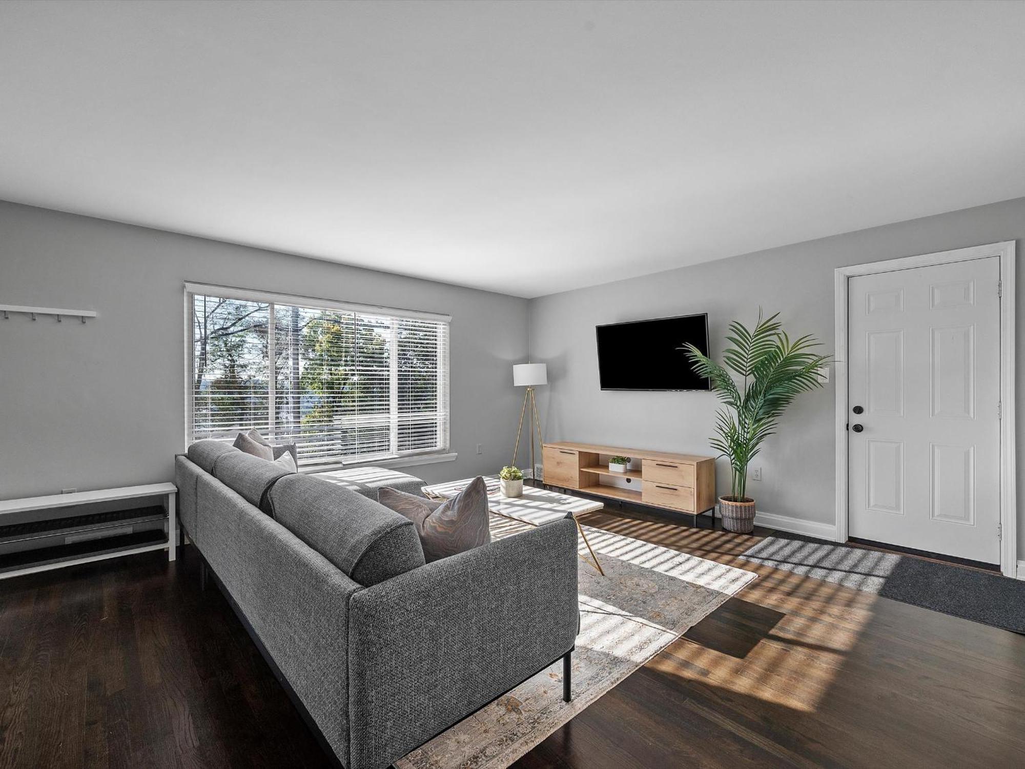 Stylish And Bright 3bd Home, Amazing Deck, Game Room, Free Parking *