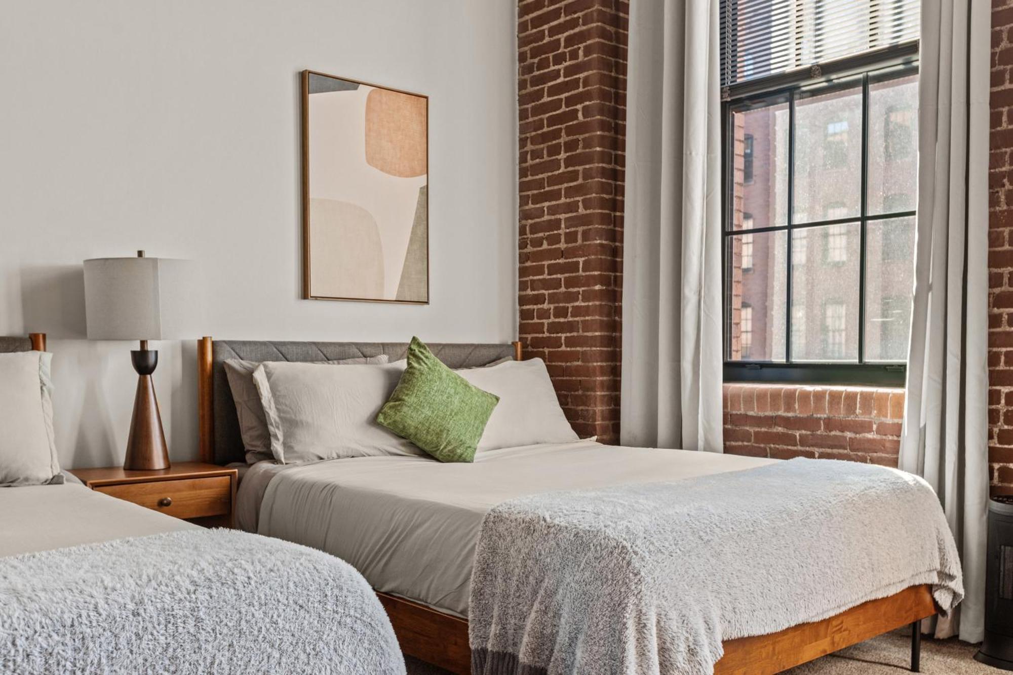 Apartment Luxury Industrial 2 Bedroom 2 Full Bath Strip District & Riverwalk *