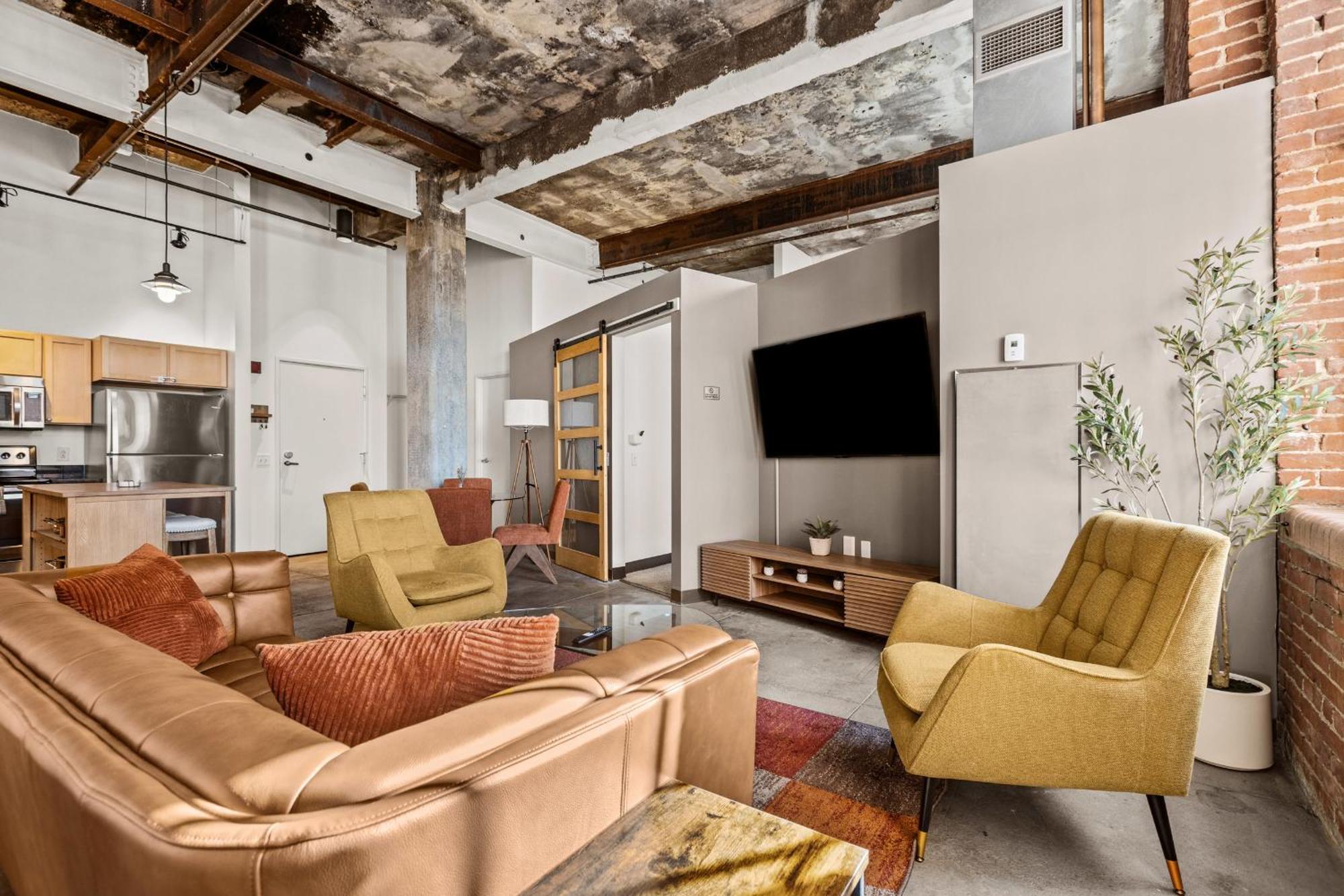 Apartment Luxury Industrial 2 Bedroom 2 Full Bath Strip District & Riverwalk