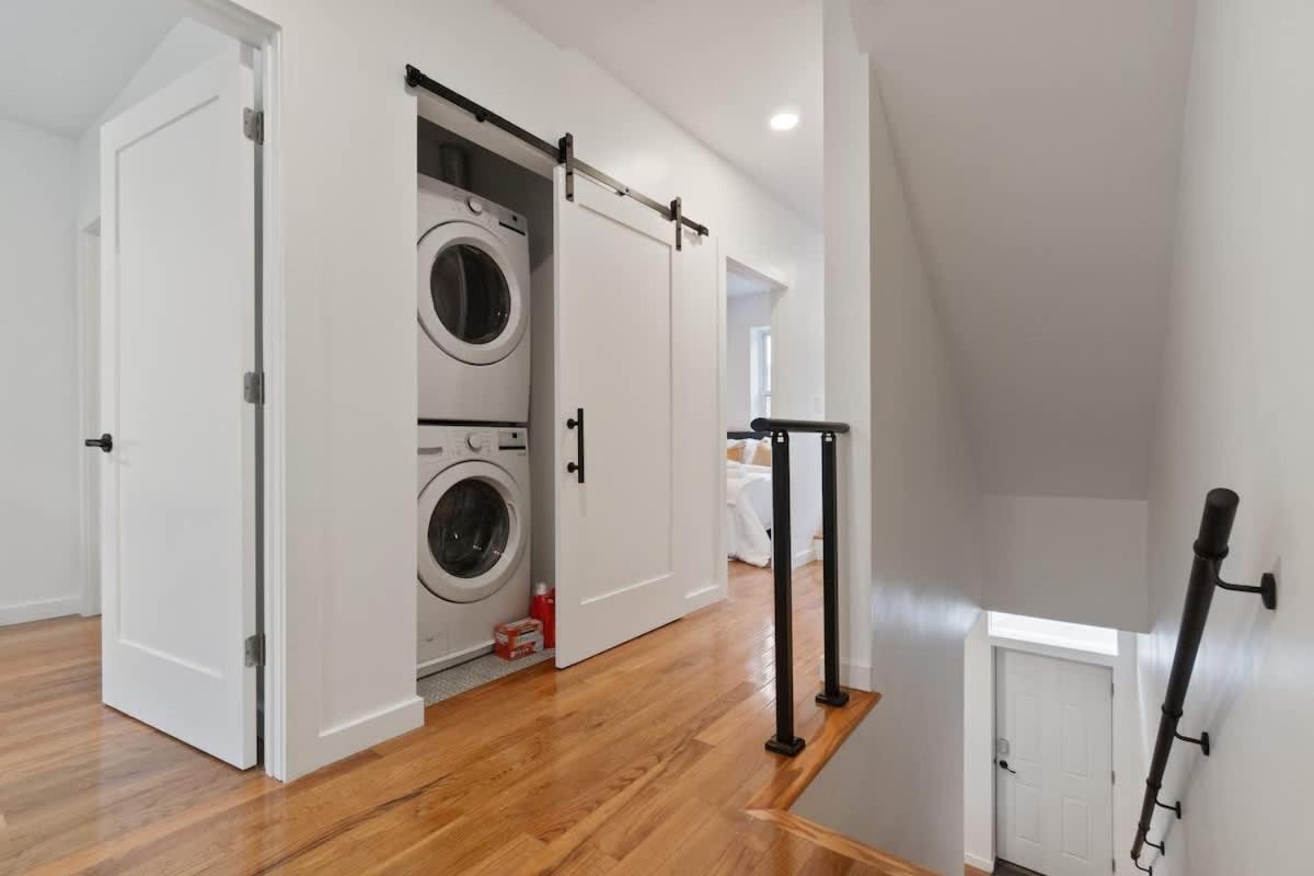 3 Bdrm 2 And A Half Bath - House Private Yard Duplex Holiday home Pittsburgh