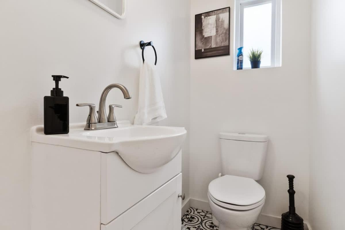 3 Bdrm 2 And A Half Bath - House Private Yard Duplex *