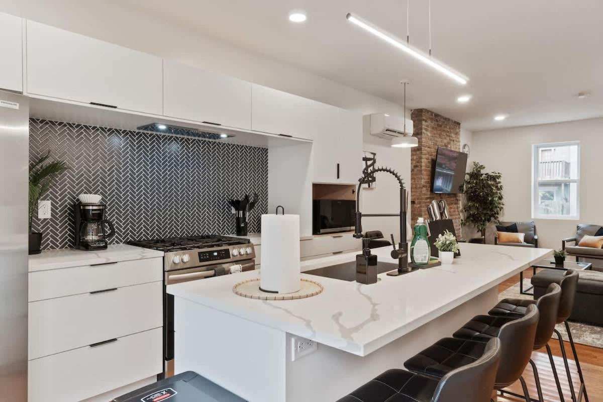 3 Bdrm 2 And A Half Bath - House Private Yard Duplex