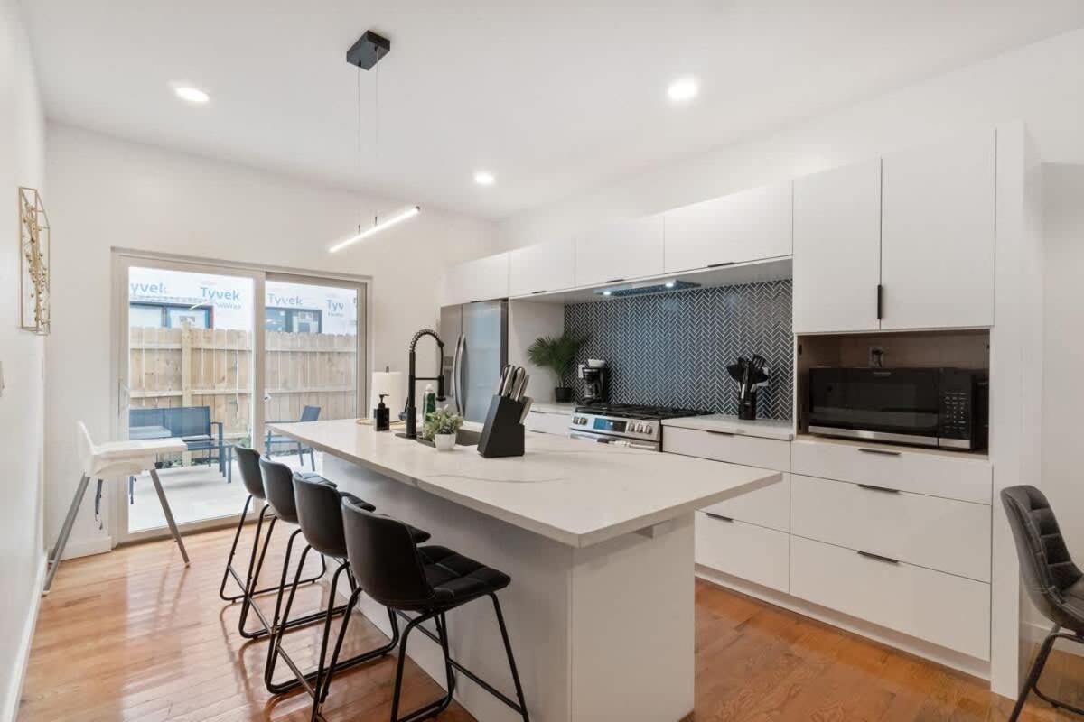 3 Bdrm 2 And A Half Bath - House Private Yard Duplex