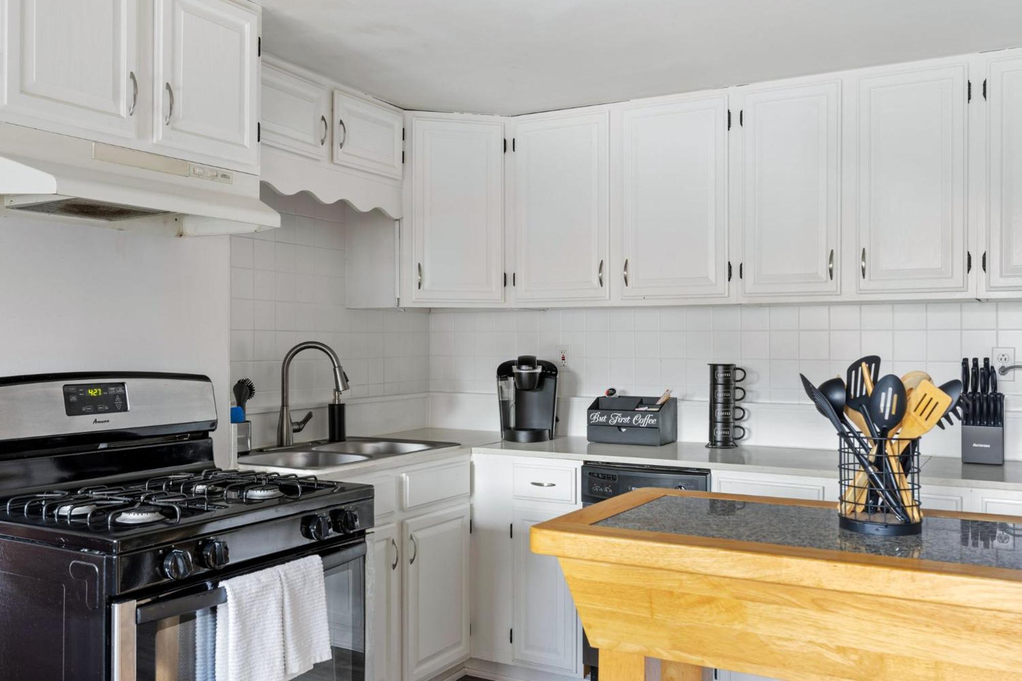 Contemporary Loft 5-min To Downtown Bed & Breakfast