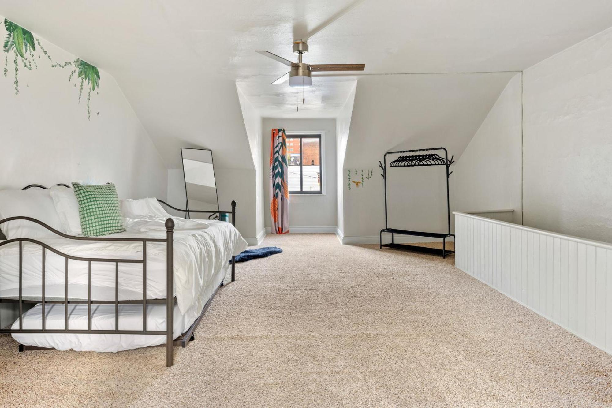 Contemporary Loft 5-min To Downtown Bed & Breakfast