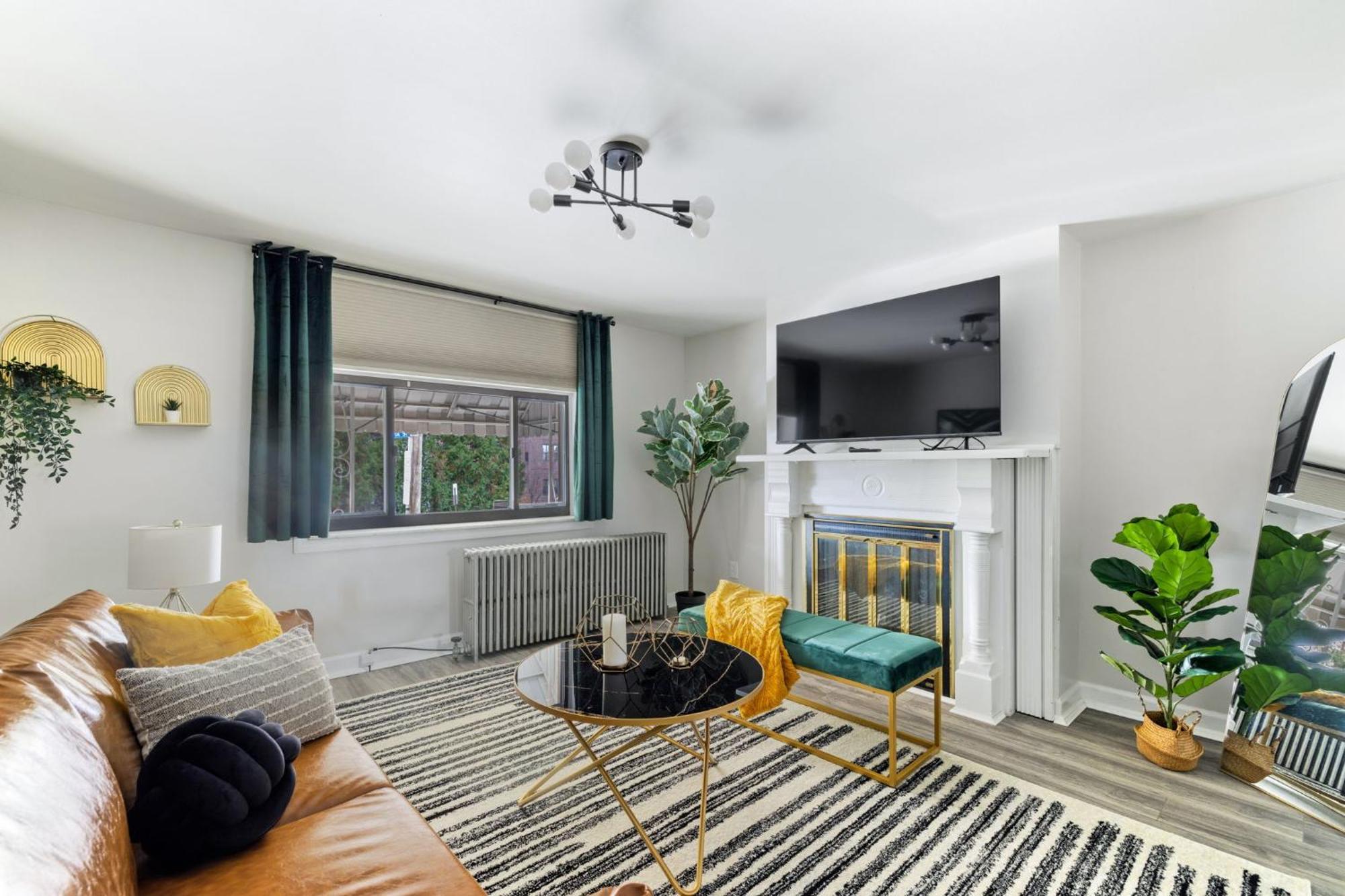 Contemporary Loft 5-min To Downtown Bed & Breakfast *