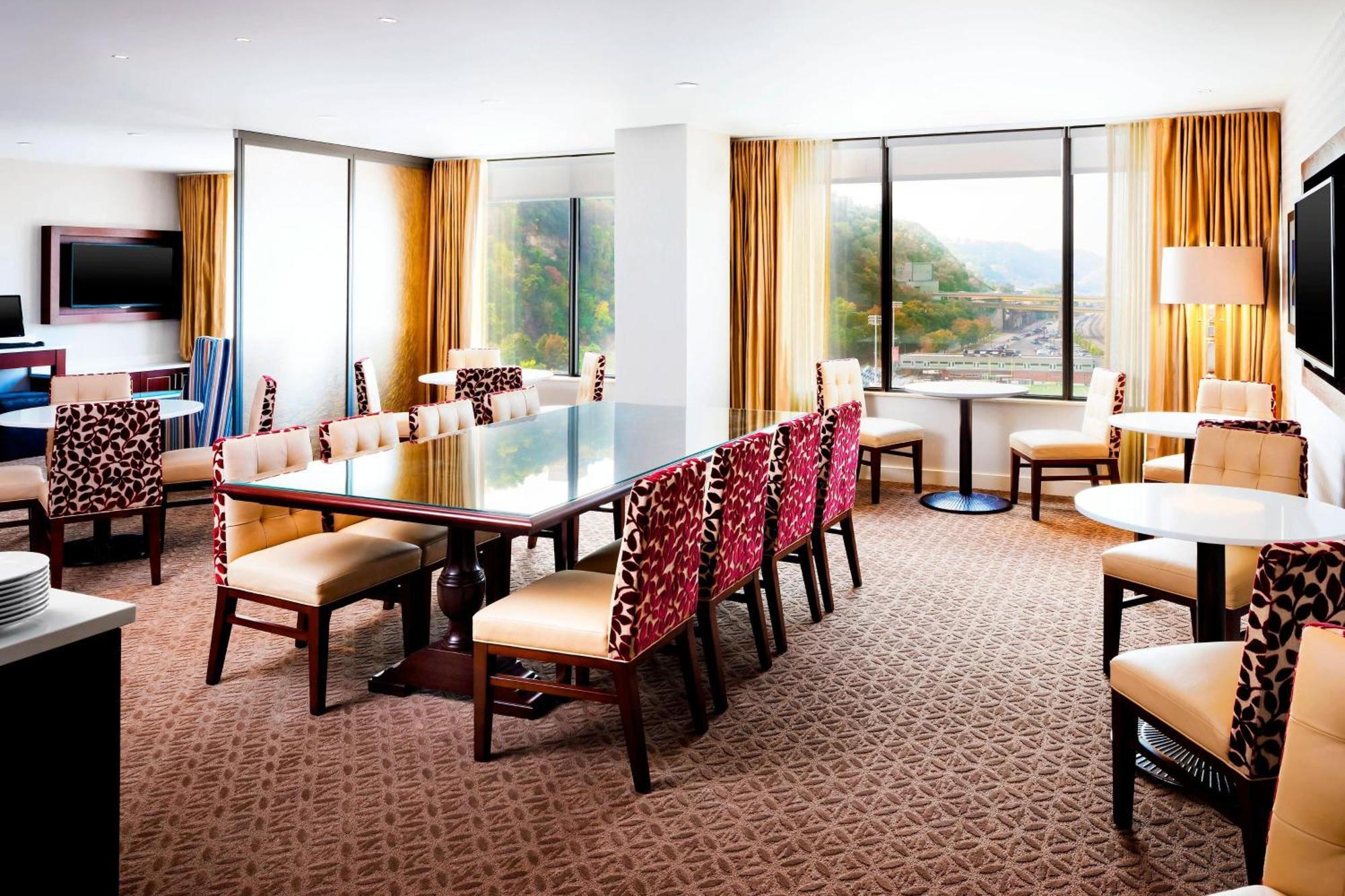 Hotel Sheraton At Station Square 3*