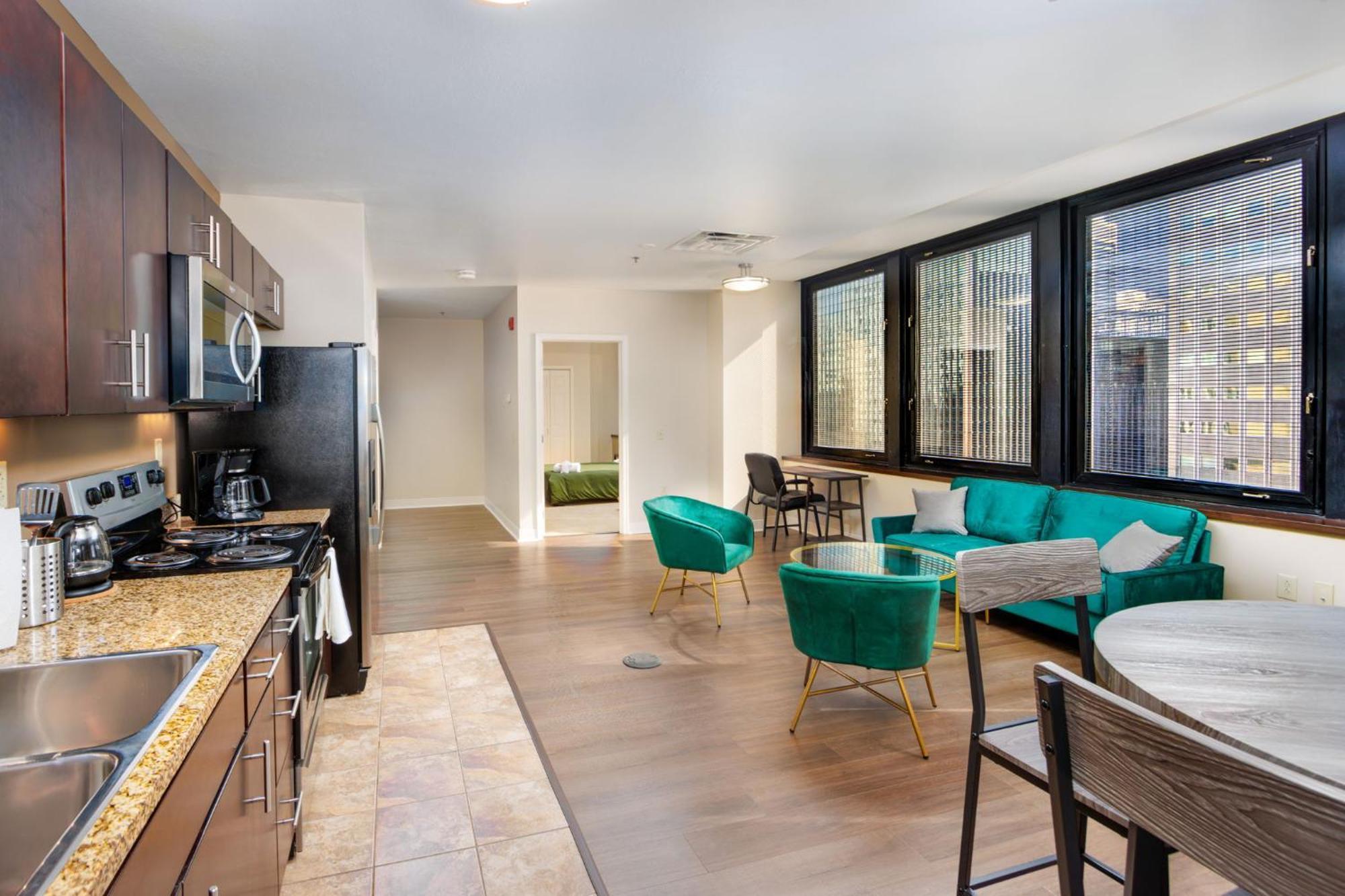 Luxe Views Prime Location 24-7 Parking Gym Lounge Apartment *