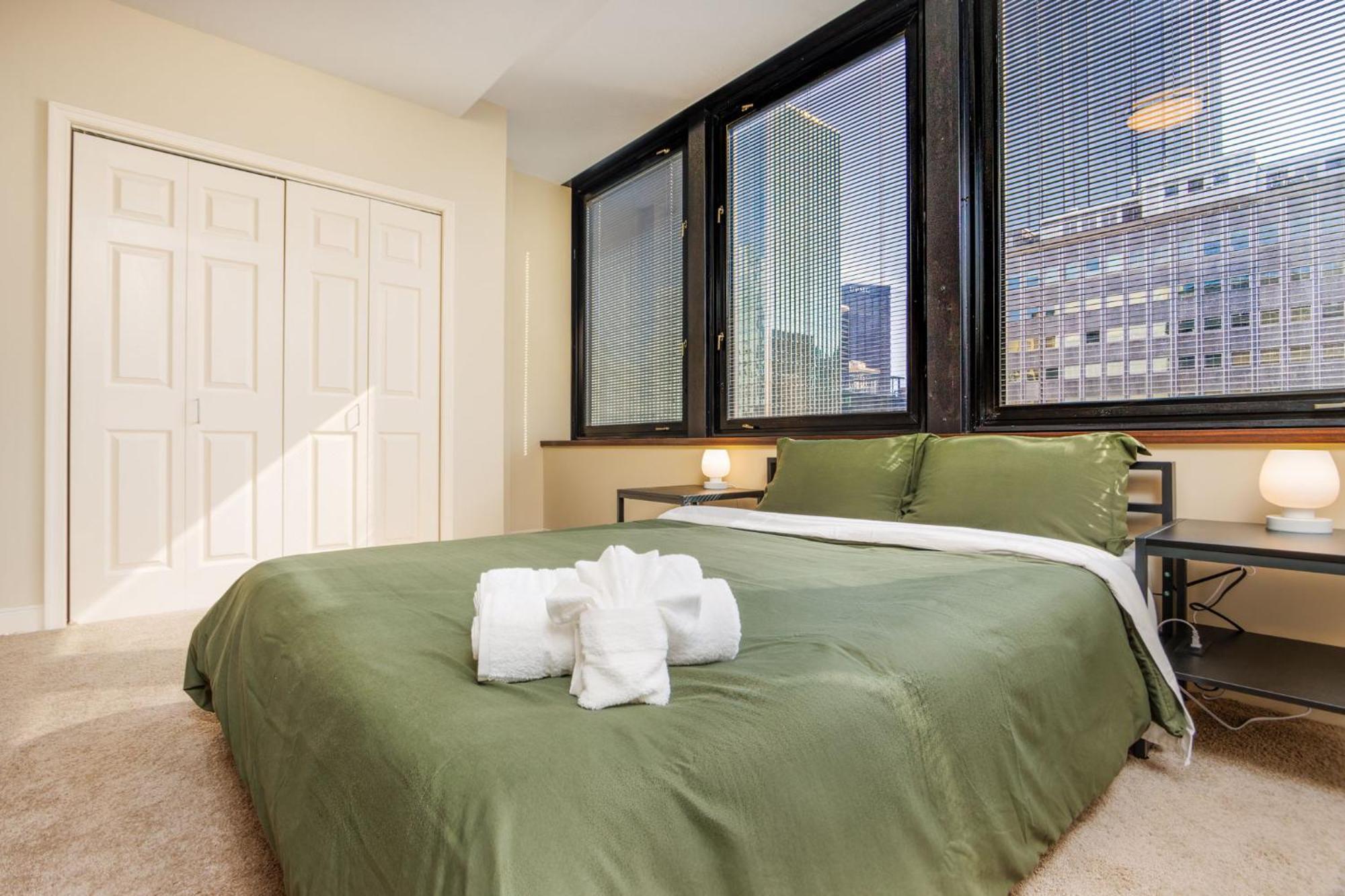 Apartment Luxe Views Prime Location 24-7 Parking Gym Lounge *
