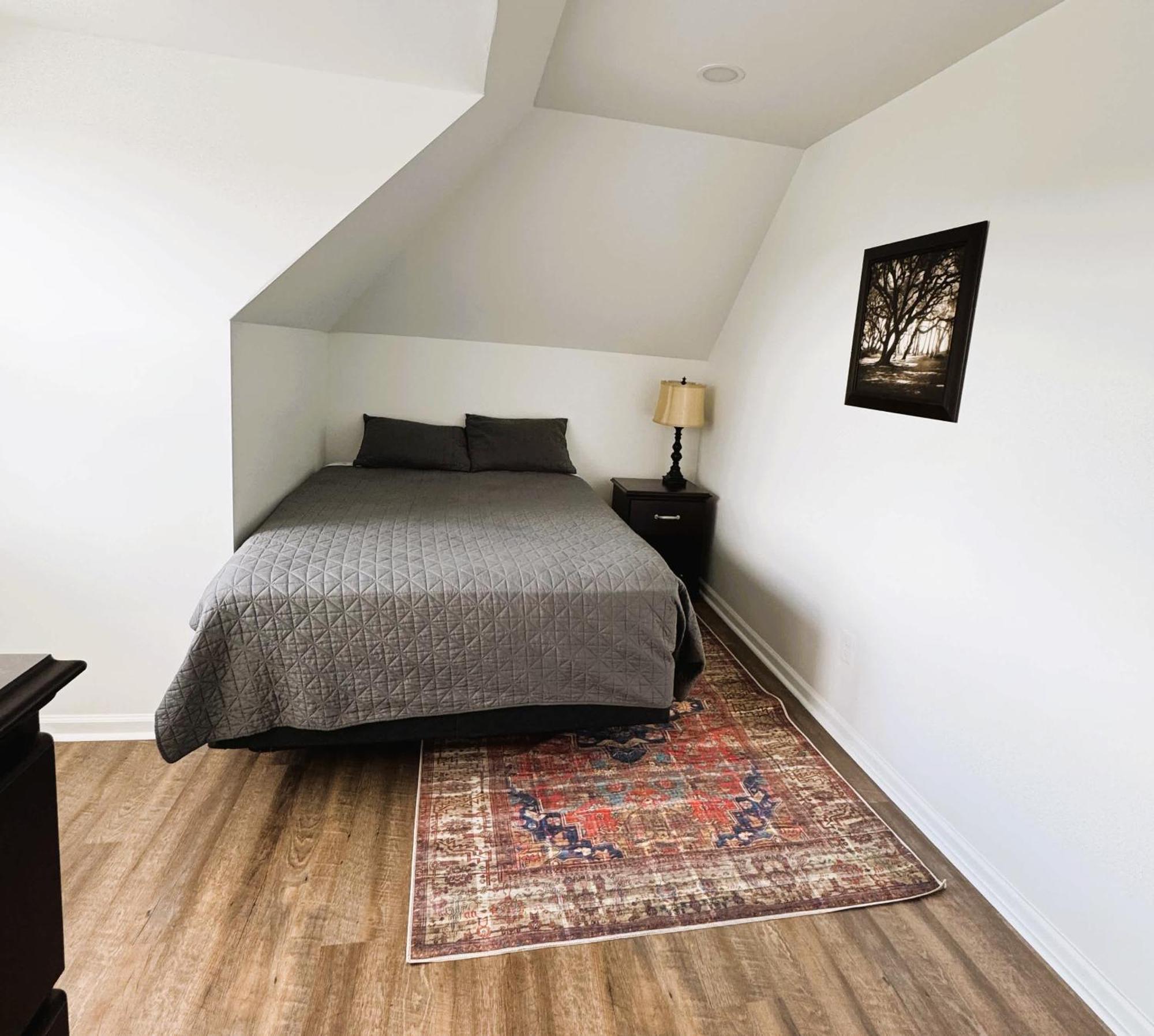 Cozy 1br Retreat - Private - Near Apartment *