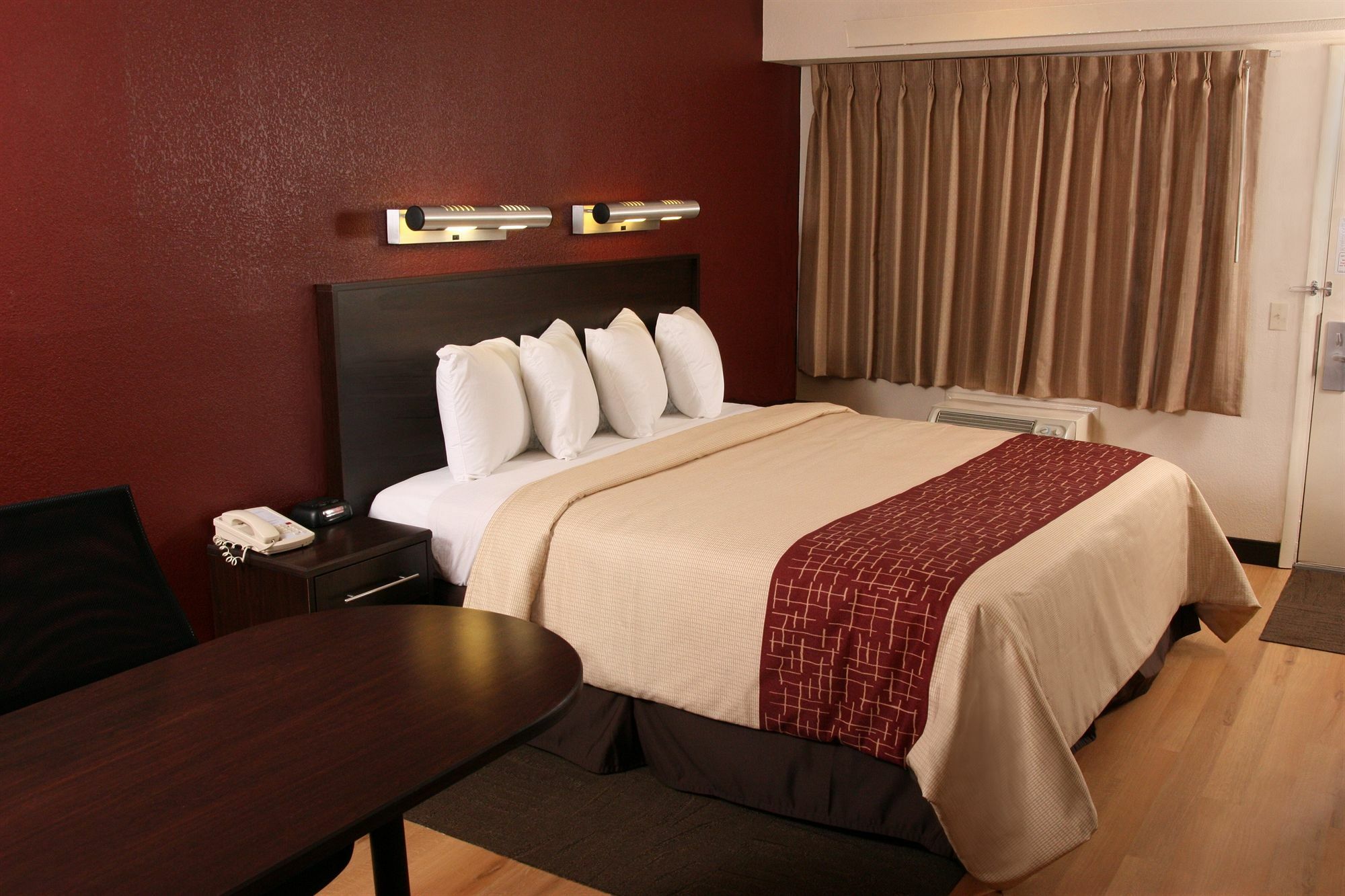 Hotel Red Roof Plus+ South - Airport 3*