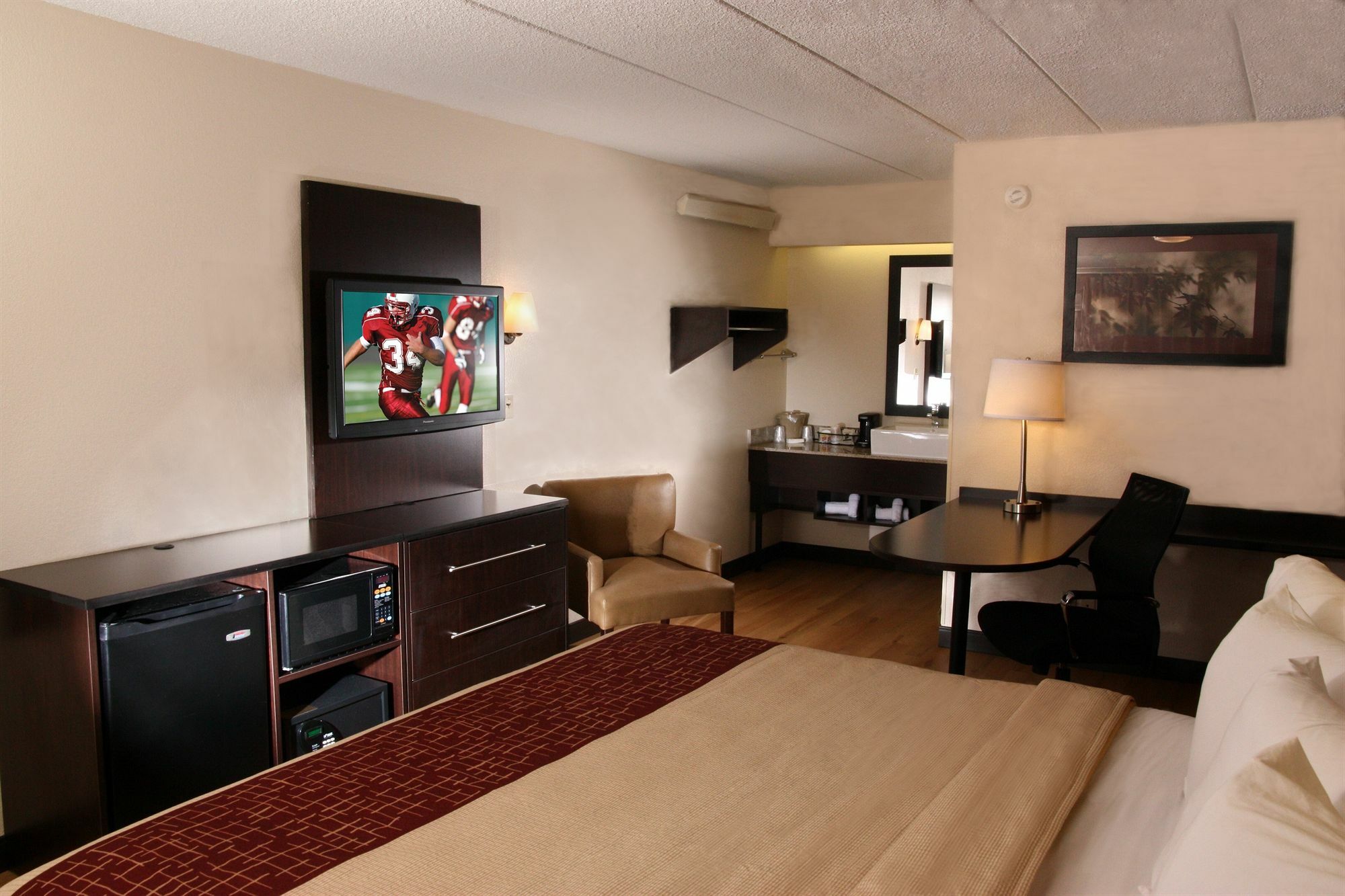 Hotel Red Roof Plus+ South - Airport 3*