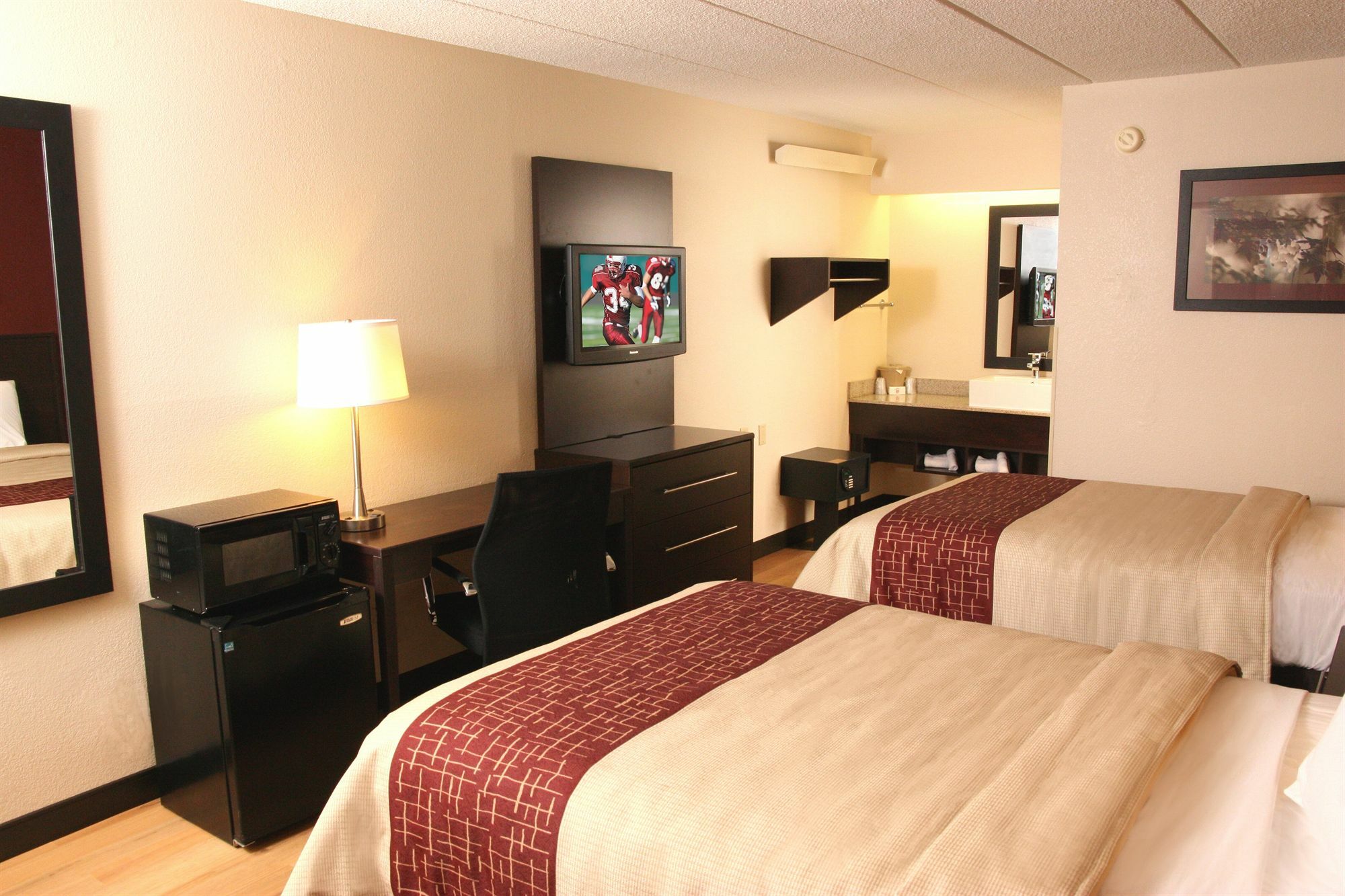 Red Roof Plus+ South - Airport Hotel 3*